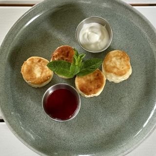 Сирники з полуничним соусом та сметаною (150/50/25г)