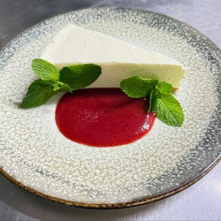 Чізкейк з полуничним соусом (140/30 г)