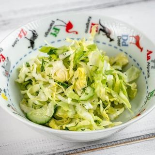 Салат з молодої капусти