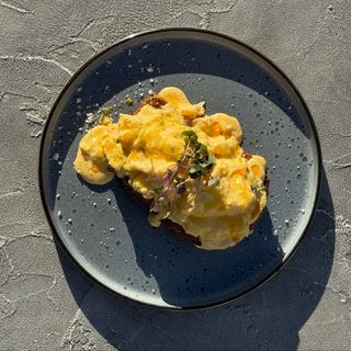 Тост з рваною телятиною