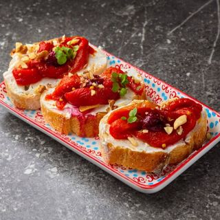 Брускети з запеченим перцем