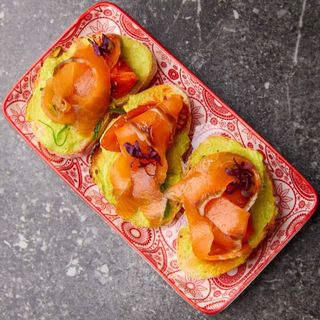 Брускети з лососем