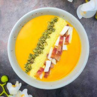 Гарбузовий крем-суп з куркою та беконом (410г)