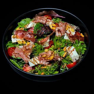 Салат з прошуто та фетою