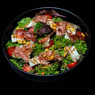 Салат з прошуто та фетою