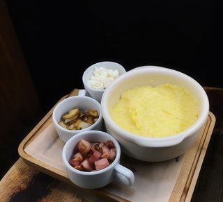 Банош з беконом,шампіньйонами та бринзою