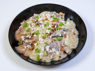 Вареники в сирно-грибному соусі