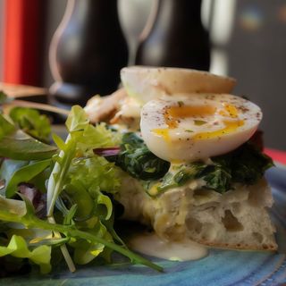 Хрусткий шоті-тост з куркою та шпинатом