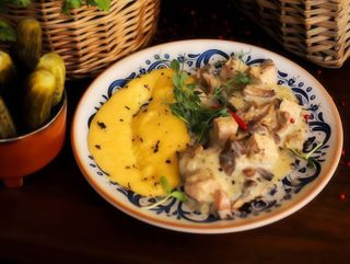 Відварений язик у грибній поливі (350г)