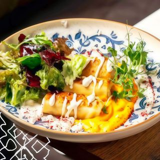 Млинці з кроликом у вершках з сирним соусом