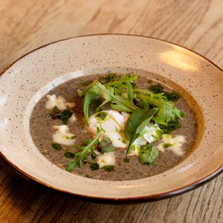 Каша з органічної спельти на курячому бульйоні з міксом грибів, витриманим сиром та яйцем пашот