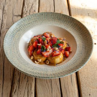 Ніжні домашні сирники в соусі з пряженого молока зі свіжими ягодами