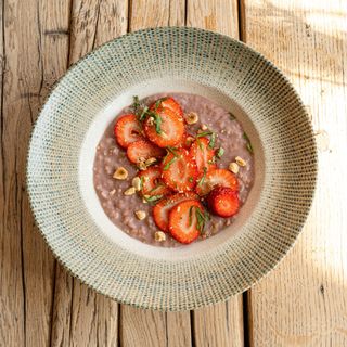 Вівсяна каша на кокосовому молоці з ягодами та ревенем