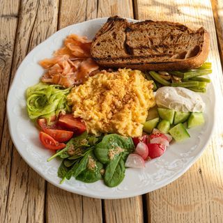 Сніданок-конструктор з лососем власного соління