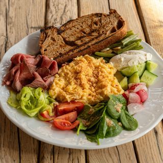 Сніданок-конструктор з ароматним ростбіфом