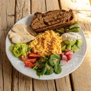 Сніданок-конструктор з ніжною куркою су-від