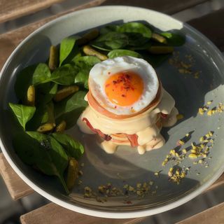 Панкейки з яйцем та беконом