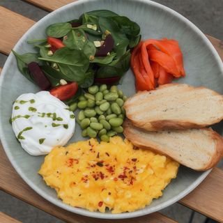 Сирний скрембл з лососем