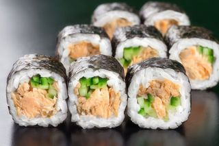 Печений лосось макі (110г)