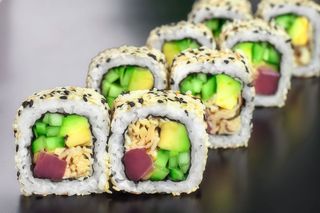 Рол Каліфорнія з тунцем (220г)