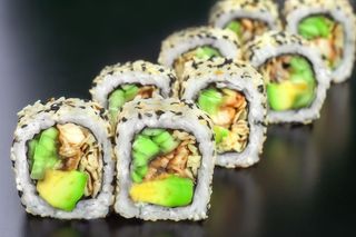 Рол Каліфорнія з вугром (230г)