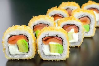 Рол Темпура з копченим лососем (240г)