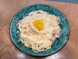 Спагеті Карбонара з атлантичним кальмаром та беконом (400гр)