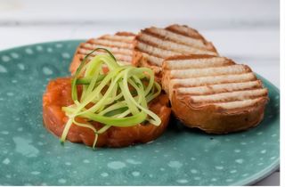 Тар тар із лосося з соусом понзу (160/45 г)