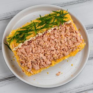 Салат Мімоза з запеченим лососем (300 г)