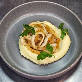 Піжарка з атлантичним кальмаром та картопляним пюре