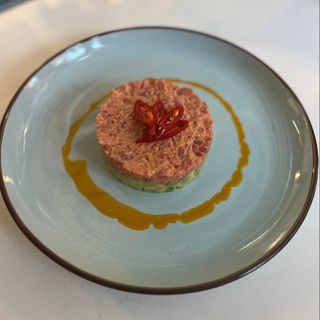 Тартар з червоного тунця з авокадо