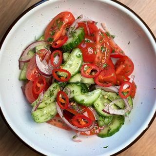 Салат із свіжих овочів з червоною цибулею, чілі-перцем та запашною олією