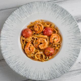 Тальятеллі з креветками у соусі біск з томатами чері