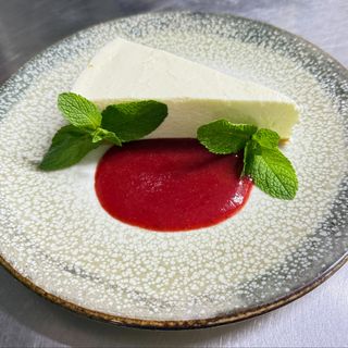 Чізкейк з полуничним соусом (140/30 г)