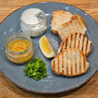 Щуча ікра зі збитим вершковим маслом та підсмаженими грінками (50/60/45г)