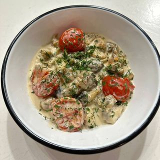 Мʼясо чорноморського рапана у вершковому соусі з томатами чері та печерицями (280 г)