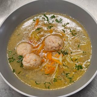 Домашній суп з лососевими фрикадельками