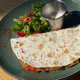 Кесадилля з яловичиною су-від та овочами (320 г)