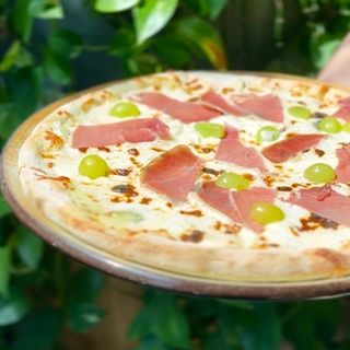 Піца з Прошуто та грушею ( 680 гр)