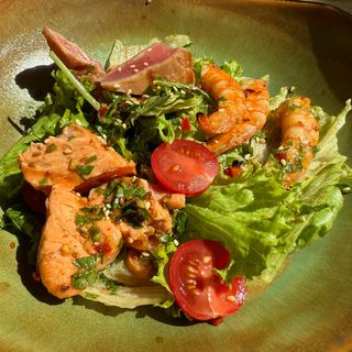 Салат з лососем, креветками та тунцем (230г)