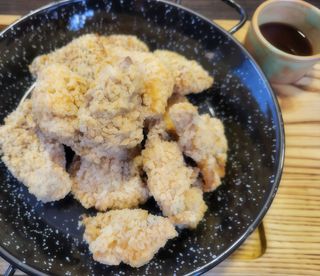 Ніжна Тілапія в хрусткій паніровці з кисло-солодким соусом