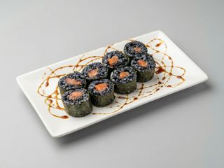 Макі з лососем та чорним рисом (175 гр)