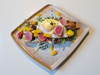 Сніданок з Тунцем, манго, яйцем та соусом Голландез (330 гр)