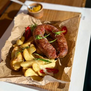 Запечена домашня ковбаса з картопляними дольками