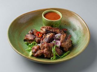 Шашлик з свинини, маринованою цибулею та соусом (200/50)