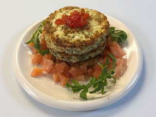 Солоні сирники з лососем та соусом Голландез ( 250/50 гр)