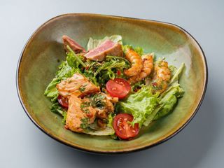 Салат з лососем, креветками та тунцем (230г)