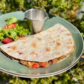 Кесадилля з яловичиною су-від та овочами (320 гр)