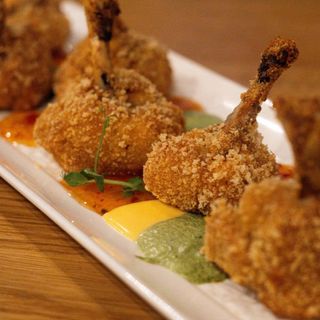 Крила на палітрі соусів (540г)