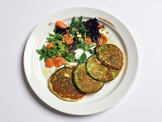 Кабачково-шпинатні панкейки з лососем